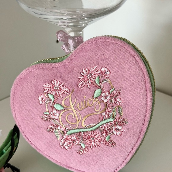 Juicy Couture “Juicy In Bloom” Pink Floral Heart Wristlet - Picture 3 of 4